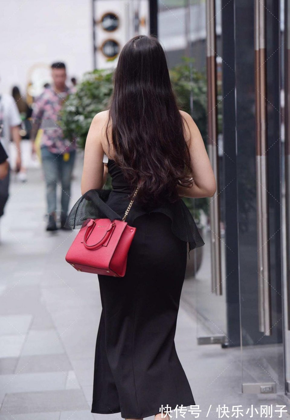 玄色|长的好看的小姐姐真的会有烦恼吗，我是不信的，那么多大哥“罩”