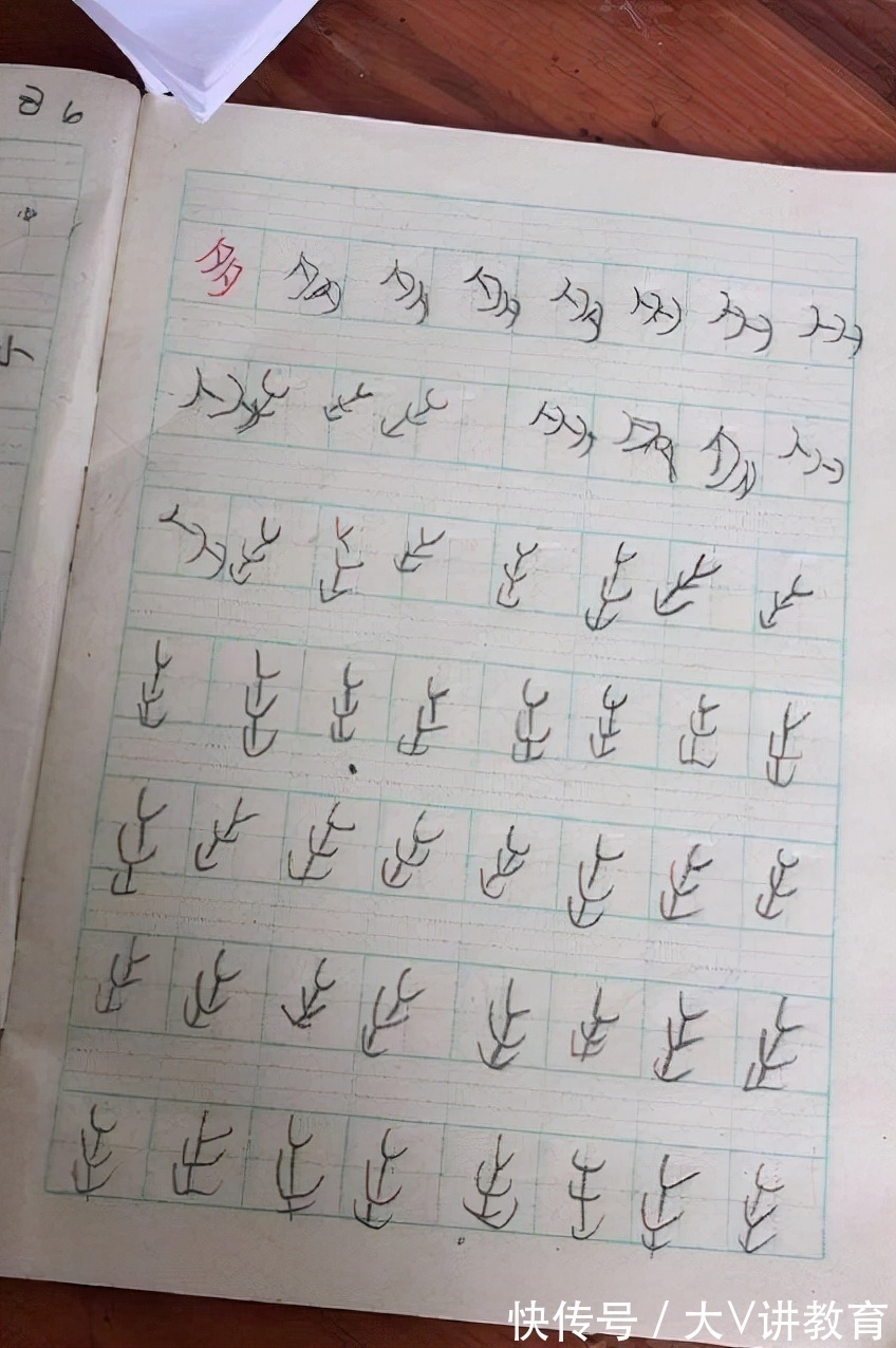 家长$小学生被罚写“爷”字,家长看后哭笑不得,网友:爷爷戴墨镜了?