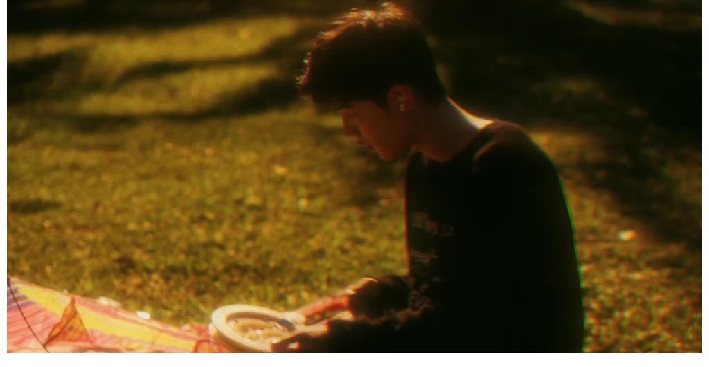 肖战放风筝氛围感大片来袭，是童心未眠，也是压抑太久的天性释放