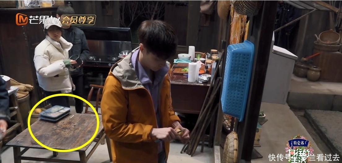 吃苦是作秀?《向往5》镜头扫到外卖盒饭,节目组对张艺兴太宠爱