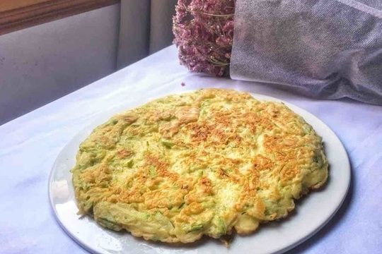 70岁奶奶的鸡蛋饼秘方，3分钟学会，营养美味，再也不光顾路边摊