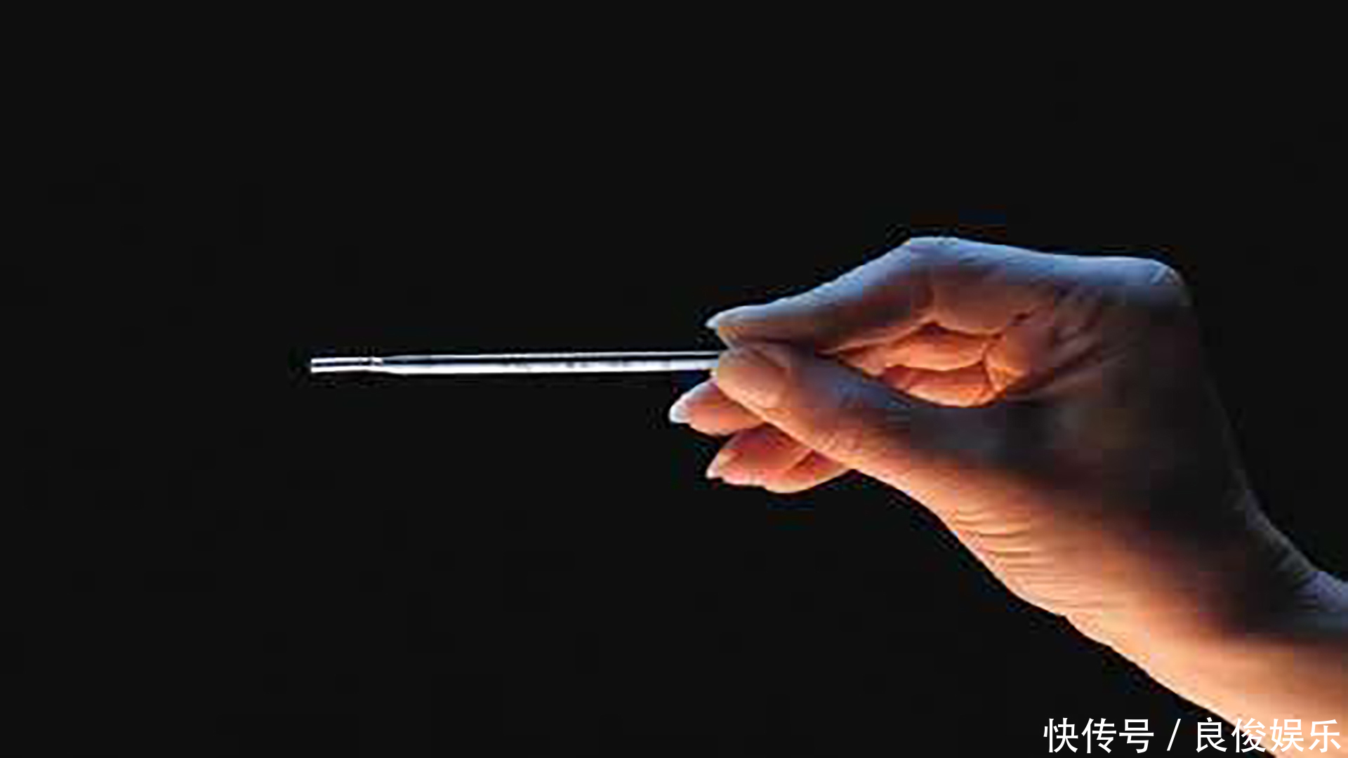 下水银|4岁女孩咬断体温计吞下水银,奶奶一招救了娃,医生都赞不绝口