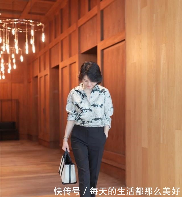 构造 奔六的女人会搭配更有魅力,学习她的减龄穿搭术,时尚优雅很高级!