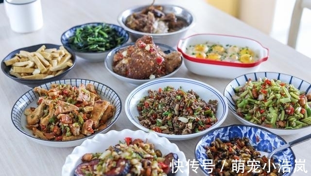 二伯|回湖南探亲,1个月胖了10斤,网友:全是硬菜,胖也值了