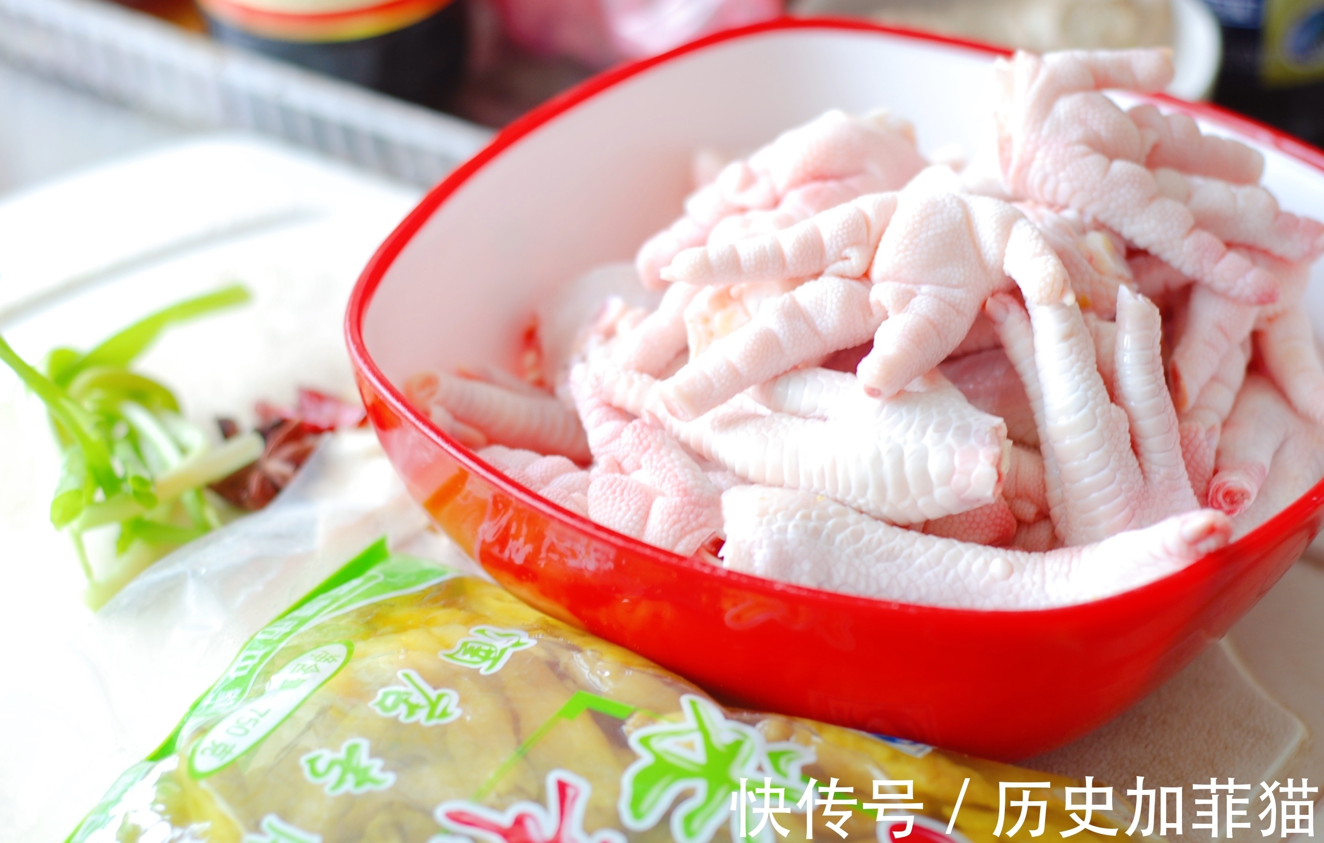 泡椒水|追剧必备零食,2斤鸡爪和1包野山椒在家就能做,酸辣开胃停不了手
