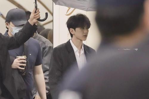 蔡徐坤黑西装亮相《奔跑吧》发布会 贵气十足的霸总坤帅气来袭！