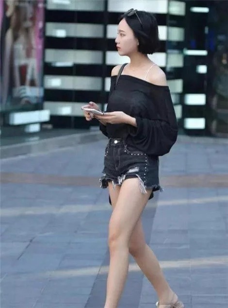 街拍:小姐姐颜值高身材好,一双修长的美腿,特别吸睛