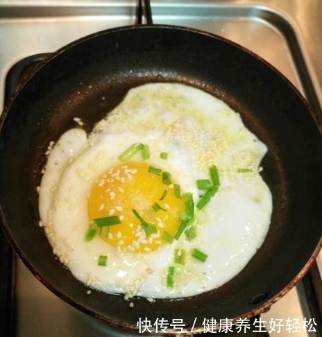 大厨说荷包蛋想煎“漂亮”，别直接下锅！多加2步鸡蛋又圆又嫩