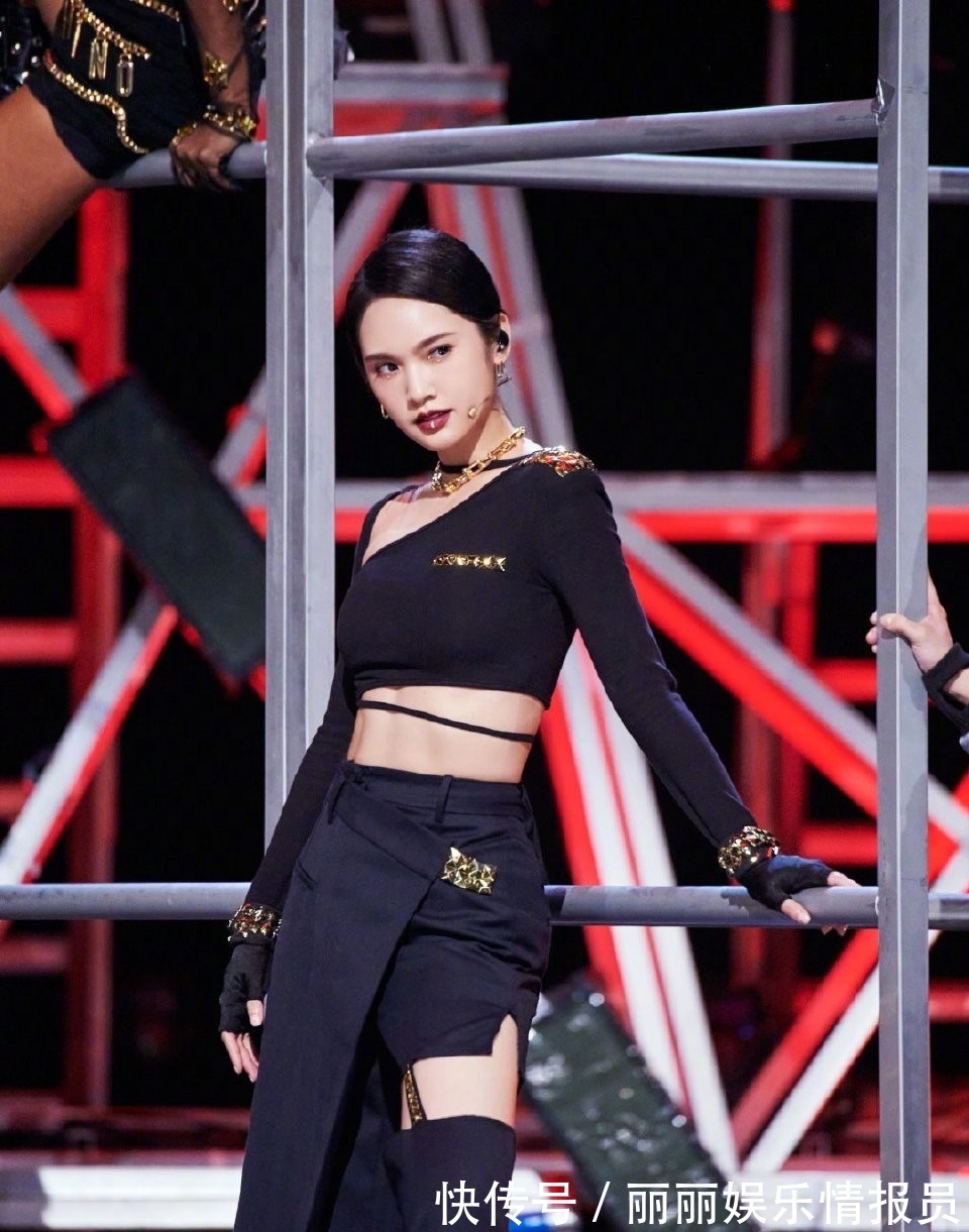 53岁那英挑战空中瑜伽,为决赛变小哭包张柏芝穿芭比粉秀长腿