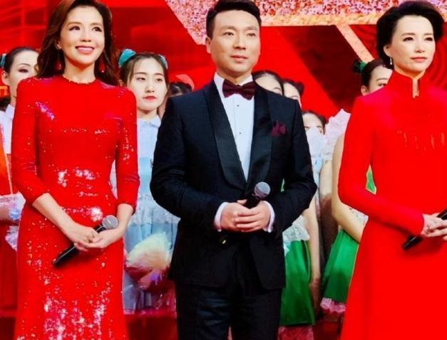 知名女主持现场失误,少穿一件衣服,张国立硬是60分钟没转头!