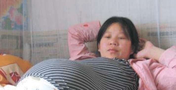 二胎政策|女子二胎怀三胞胎,家人整日发愁,生下孩子,全家人不愁反而乐了