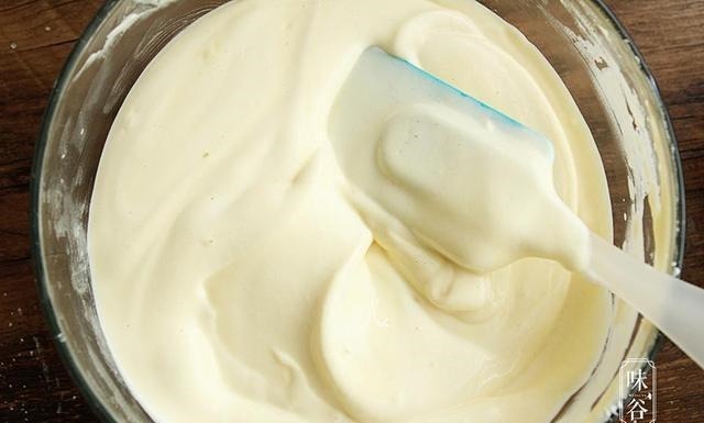 不用烤箱也能做的酸奶蛋糕，又香又软，更适合孩子吃，也不会上火！