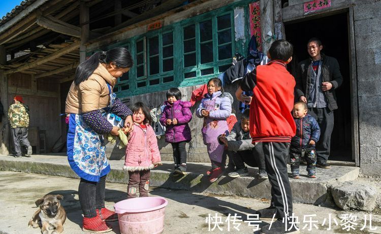 孩子|重庆妈妈10年生7个孩子,家庭倚靠猪和丈夫,自称未来生活很美好