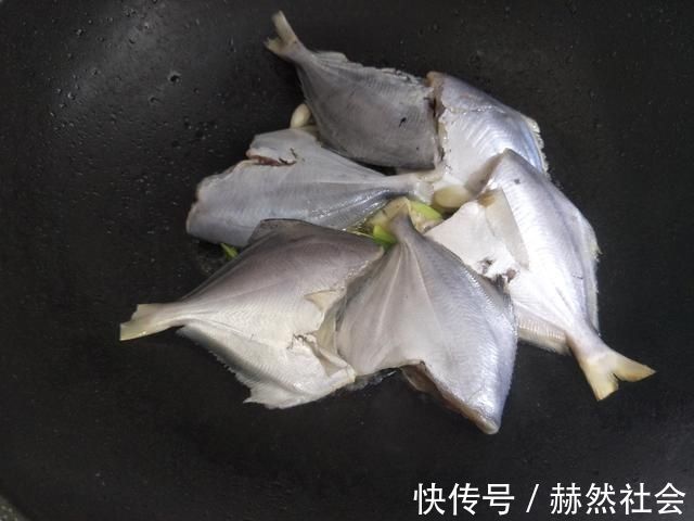 炖鱼时，先煎鱼还是先加水？教你炖鱼小妙招，鱼肉完整不碎