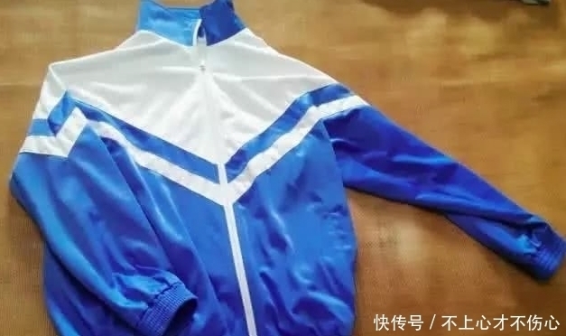 奇闻：为防学生早恋，学校特制奇葩校服，学生：闪瞎了我的眼