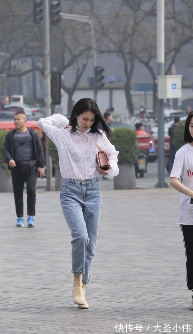 清纯|美女街拍:苗条女孩怎么穿更惊艳?蕾丝长袖+牛仔裤,清纯又可爱