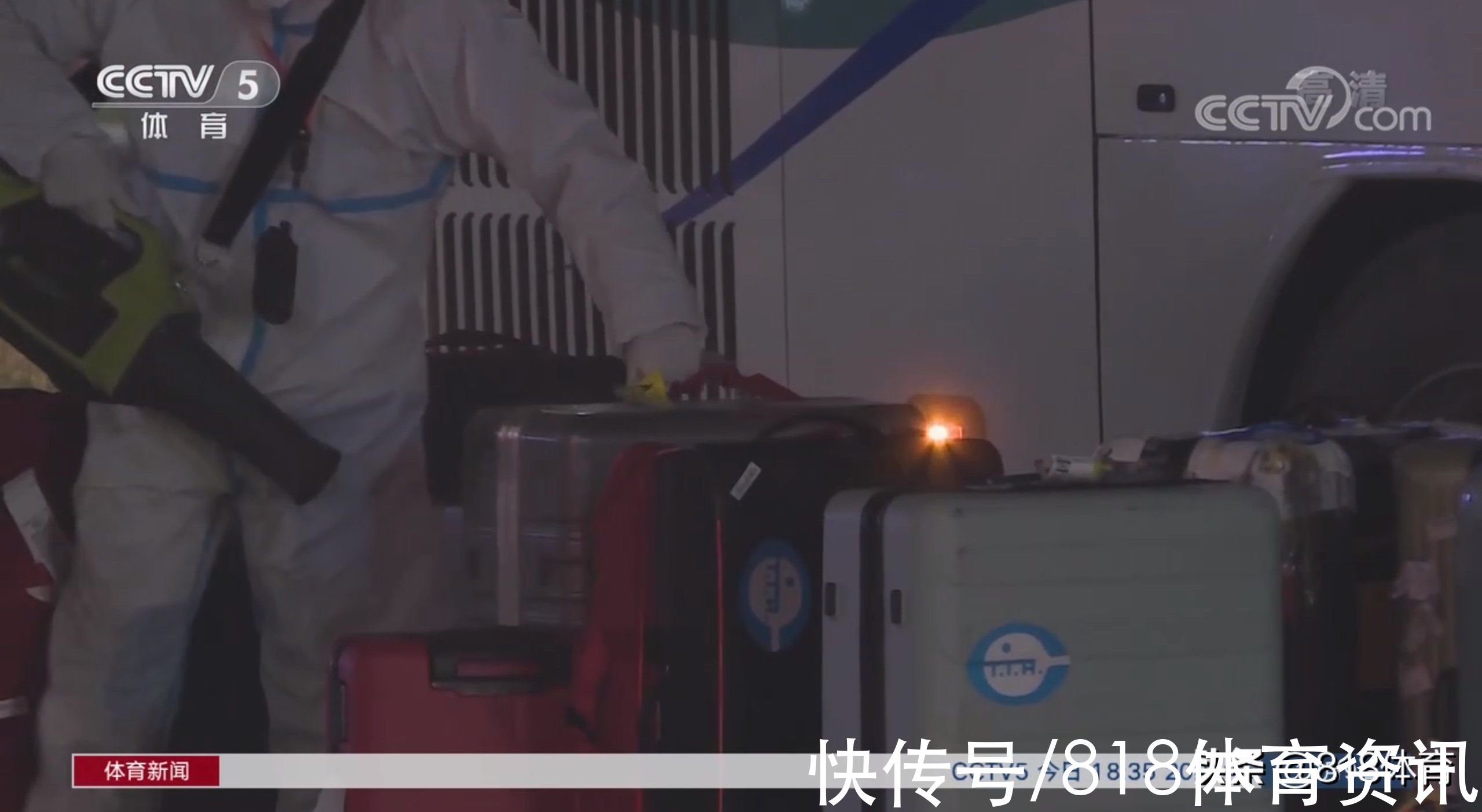 威海|国乒凯旋回到威海!樊振东背LV拎大包小包满载而归,刘国梁轻装简从