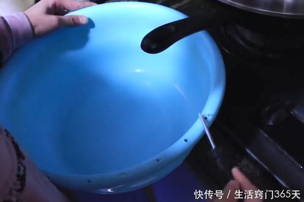 脸盆|废旧脸盆不要扔,戳几个小洞,放在阳台上,全家人都要抢着用!