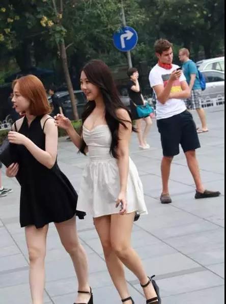 靓丽女孩 穿白色抹胸短裙的靓丽女孩, 可爱的长发童颜, 胖嘟嘟的!