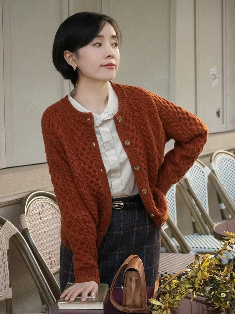 scate:tttttttttt 奔三奔四的女人怎么穿?针织毛衣搭配长裤或半身裙,保暖又洋气