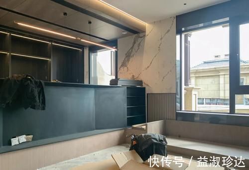 联排|联排别墅施工中，一个楼梯造价就3万，背景墙装岩板，大气上档次