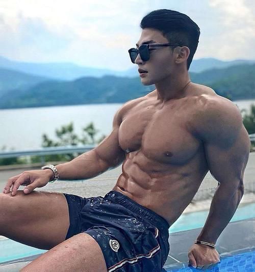 肌肉型男|胸肌＋八块腹肌＋麒麟臂，90后肌肉型男好精壮，给人真有安全感