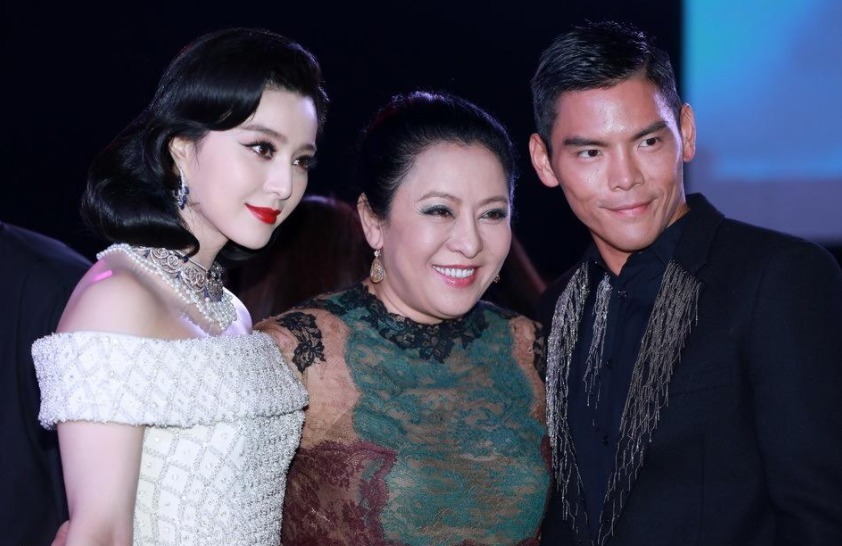 向太把“微胖美精髓”穿出来了,蕾丝连衣裙高级洋气,端庄成熟