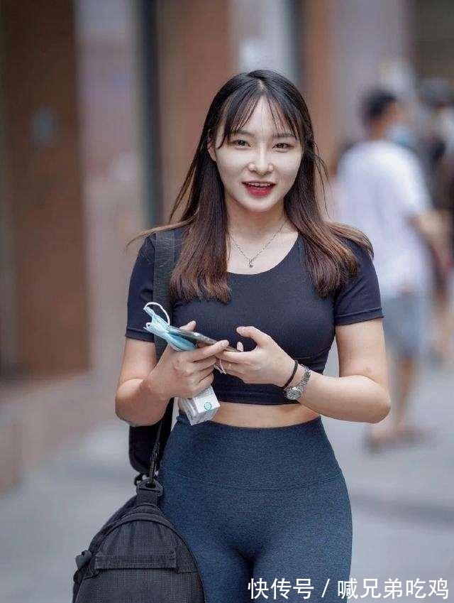 上衣 率性自然的瑜伽裤穿搭更显非凡品位，时尚女生都喜欢，高挑显瘦！