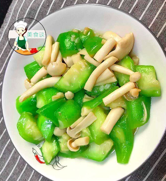 入秋后,这两样素菜一起炒,不放肉也很鲜甜,营养实惠,儿子爱吃