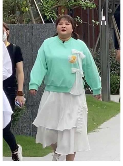 元氣滿滿|39歲賈玲胖出天際，脖子三層肉，長裙遮不住粗腿，擔心她的健康