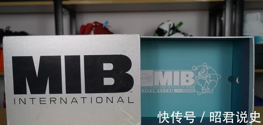 鞋盒 国货逆天球鞋,脚感爆炸,送衣服还联名,发售价竟低于一千!