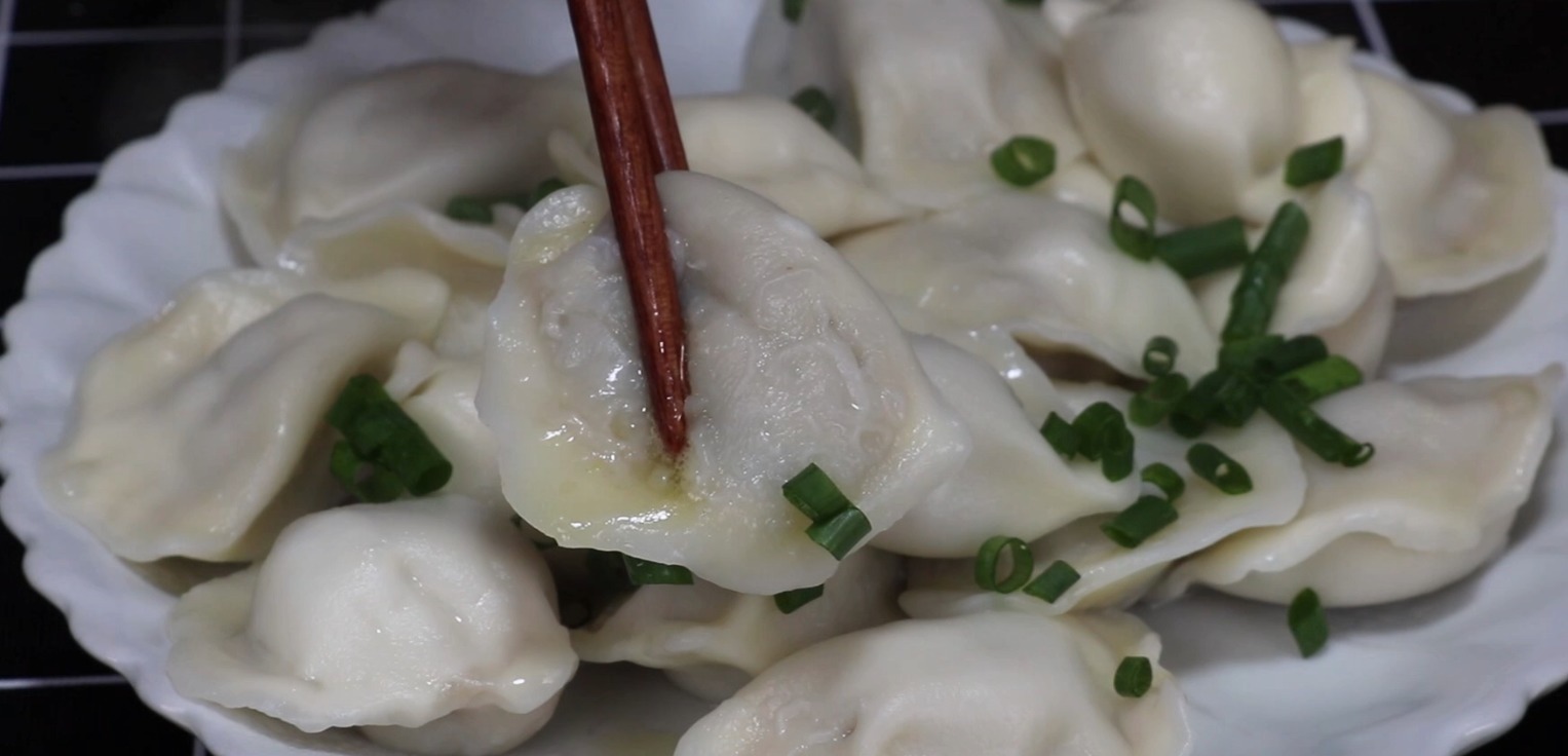 煮速冻饺子,冷水和开水下锅都不对,教你一招,饺子不破皮又好吃