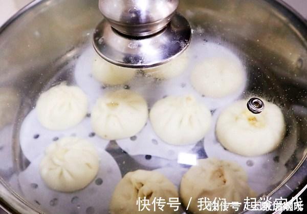 蒸包子时,最忌直接上锅蒸,记住3诀窍,包子暄软蓬松不塌陷