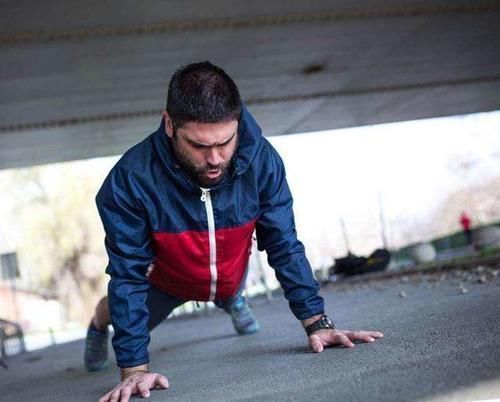 身体素质|人年纪大了之后，还能做4个动作，说明身体还很健康，值得庆幸