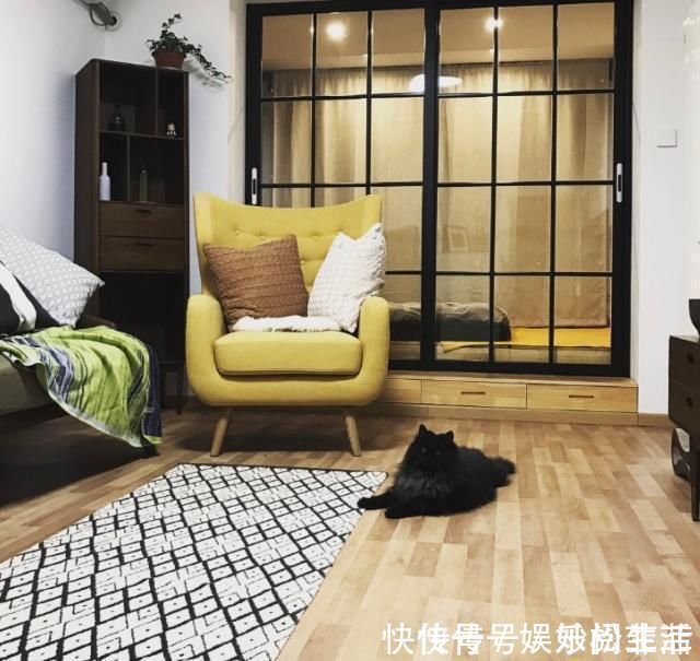 客厅|老公硬把阳台改卧室,在窗外加个“假阳台”!完工邻居都夸他机智