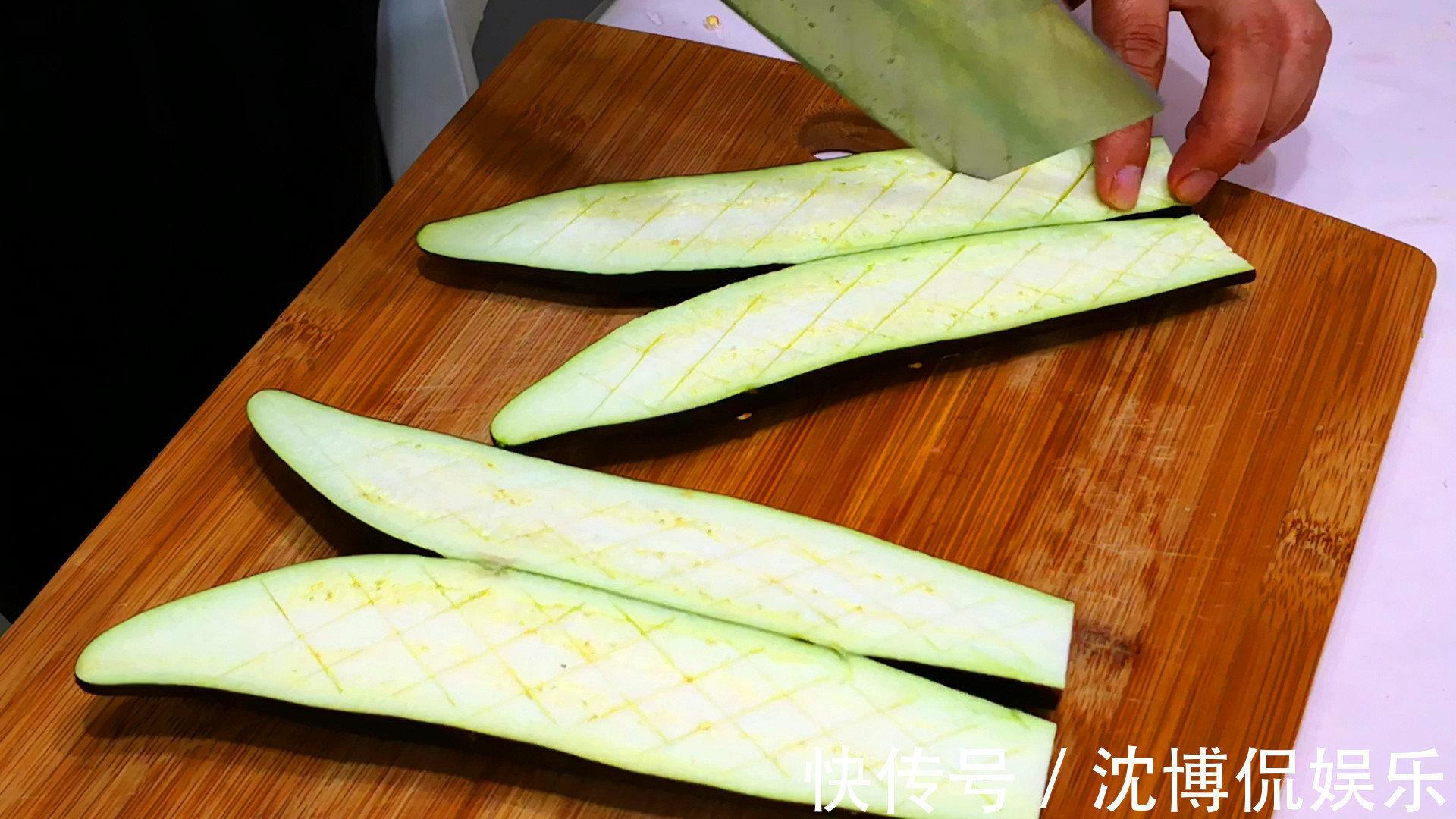 蒜蓉茄子|夏天，茄子别做红烧了，教你新吃法，不蒸不油炸，上桌比吃肉还香