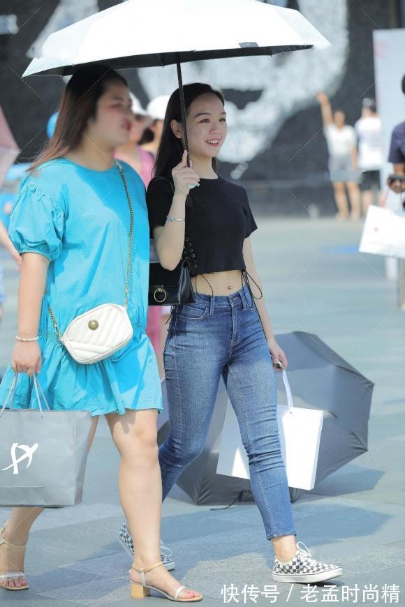 牛仔裤|街拍：白皙的女生都偏爱黑色穿搭，搭配牛仔裤，显身材又显成熟气质