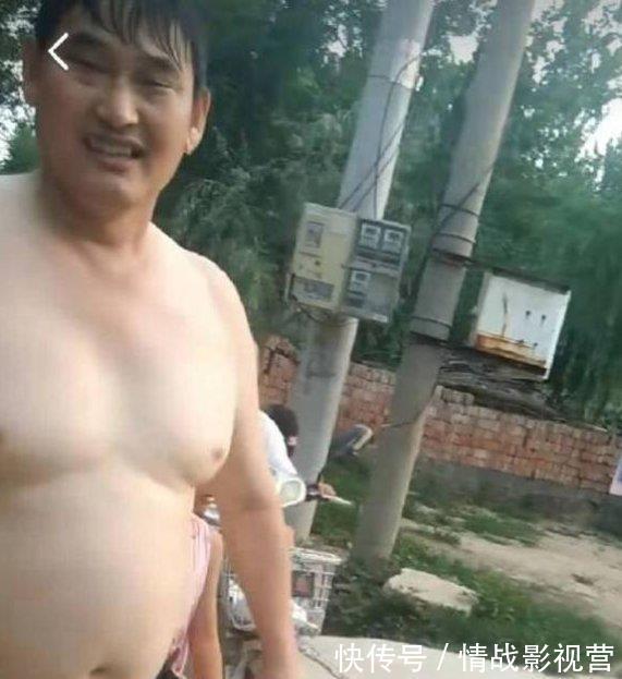 朱之文|大衣哥朱之文赤裸上身,光脚在村里逛街,一步三晃引来村民围观
