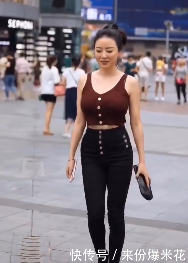 穿搭时尚的都市美女, 尽显轻熟女人的身形魅力