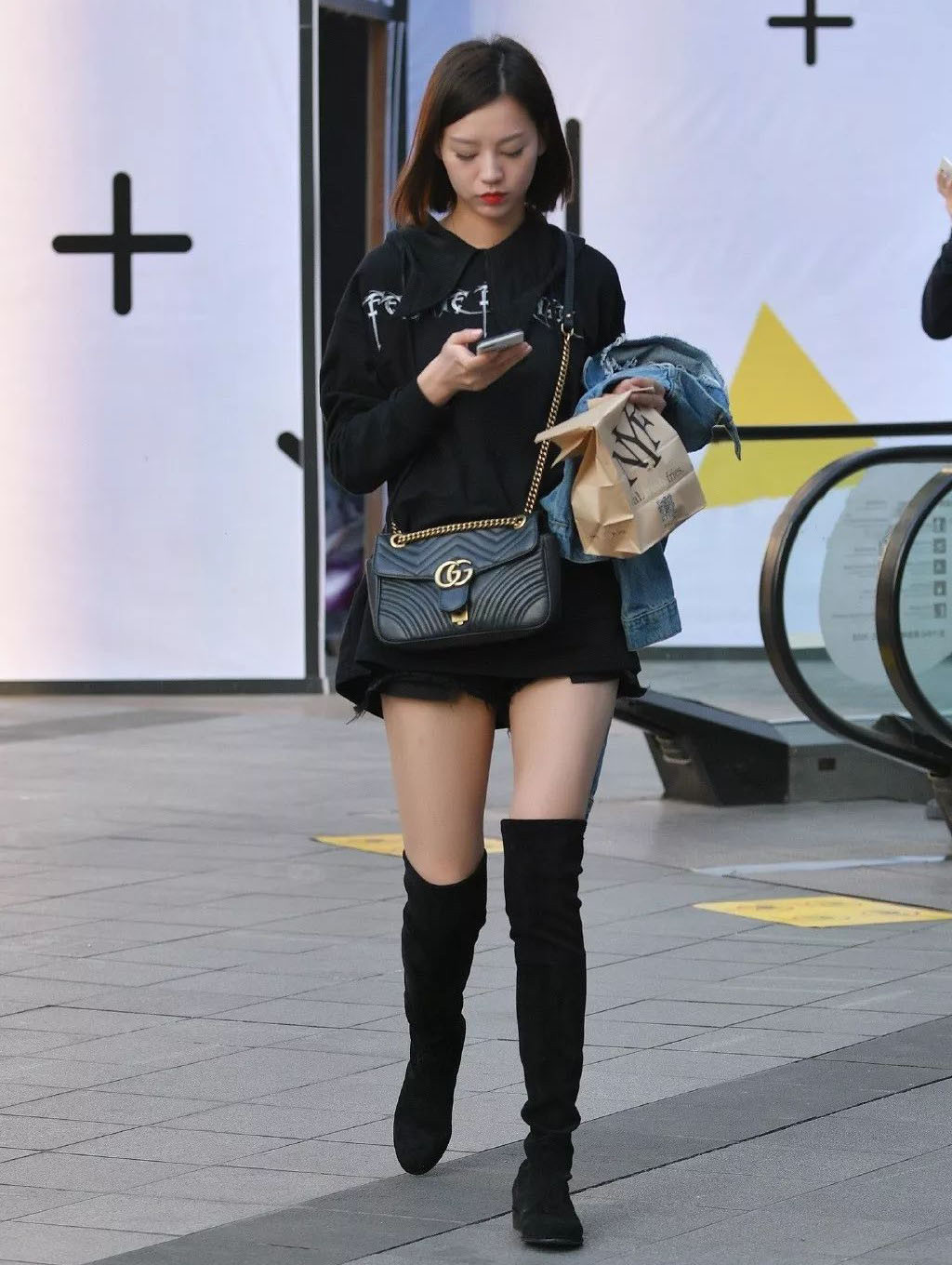 黑色系|秋冬简约成熟风穿搭, 黑色连帽上衣+过膝长靴, 大方时尚又显气质