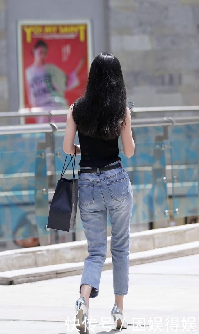街拍：紧身衣搭配破洞裤，并不是谁穿上都行的