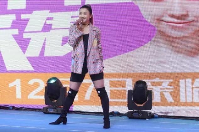 搭配 王蓉罕见出席活动胖变样,穿长筒靴大象腿勒出痕,胖后颜值却高了