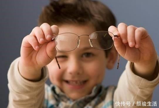 颈椎|12岁女孩弯腰时一个动作,被父母发现异常10个孩子就有2个中招