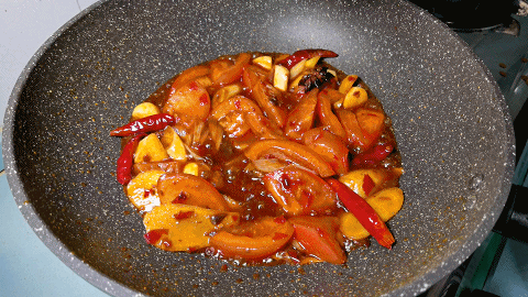  红烧鱼怎么做不破损又入味？饭店大厨亲授技巧，鱼肉鲜嫩超下饭