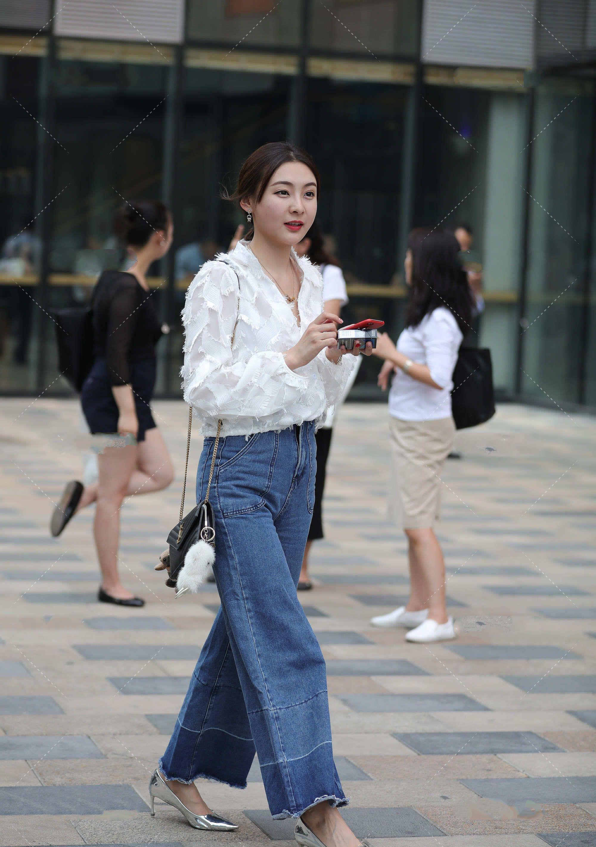 背心裙|时尚:蓝色牛仔裤很经典,阔腿裤好看又百搭,搭配白色上衣很合适