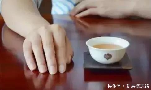 桌面|别人给你倒茶,为什么要敲三下桌面?不懂别乱敲!