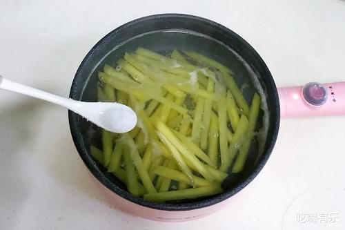 土豆薯条，学会在家随便做，一样外酥里嫩滋味浓，一次吃个够