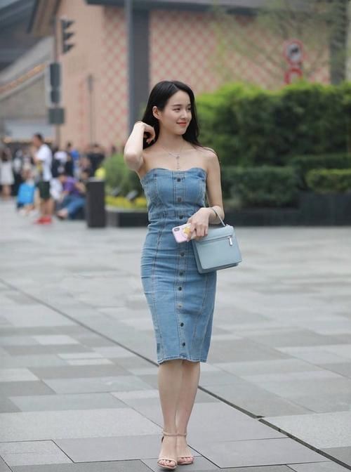  色彩|小姐姐穿雅致的长袖衫，看起来十分有型