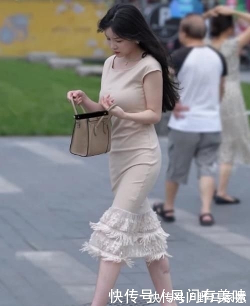 流苏 裸色流苏连衣裙,大气又端庄,彰显出东方女人的成熟气息