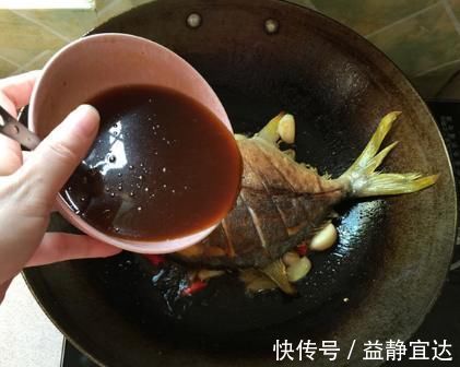 吃法|炖鱼时，别只放料酒，多加“2种料”，鱼肉鲜嫩入味，腥味全无
